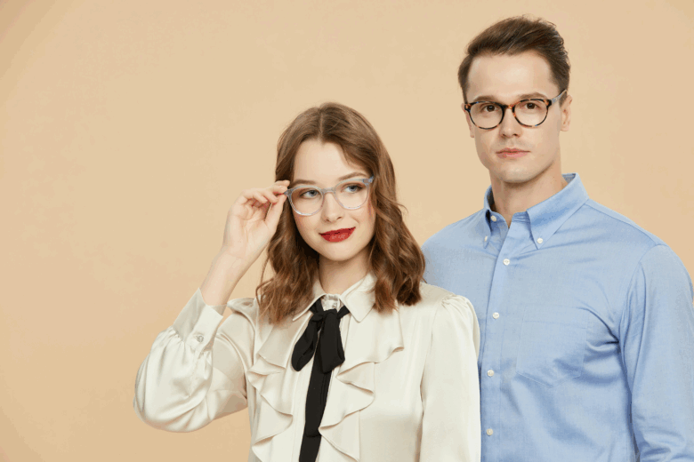 Procurem fazer exercícios físicos com o globo ocular, para fortalecer os olhos.