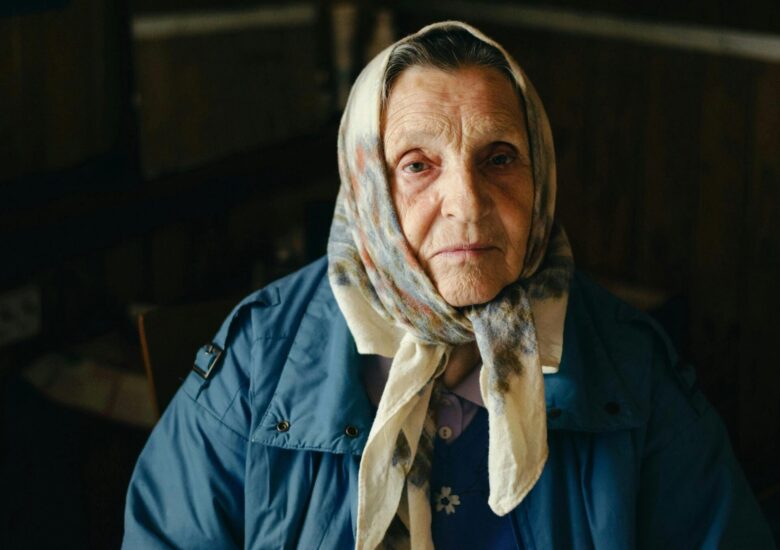 Mulher idosa e sozinha.